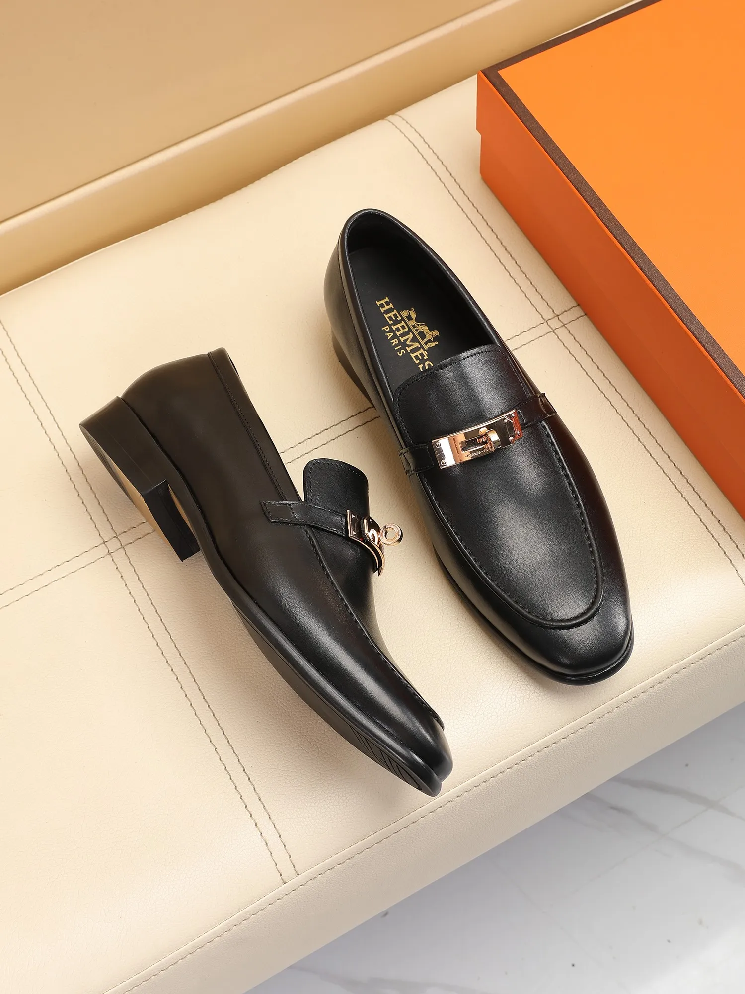 Factory price 440💶[HERMES] (cowhide lining)🍀Italian top luxury🍀He does not pursue novel styles and gorgeous colors, but attracts the favor of successful men with his flawless, elegant and classic style! This very, very comfortable, simple and stable style makes it easy to match any style! The pattern is absolutely 1:1 refined from the original case, and we strive for excellence in materials, imported cowhide + cowhide lining💪💪💪extraordinary texture👍! .Code number: 39 to 44 (38.4546 customized)